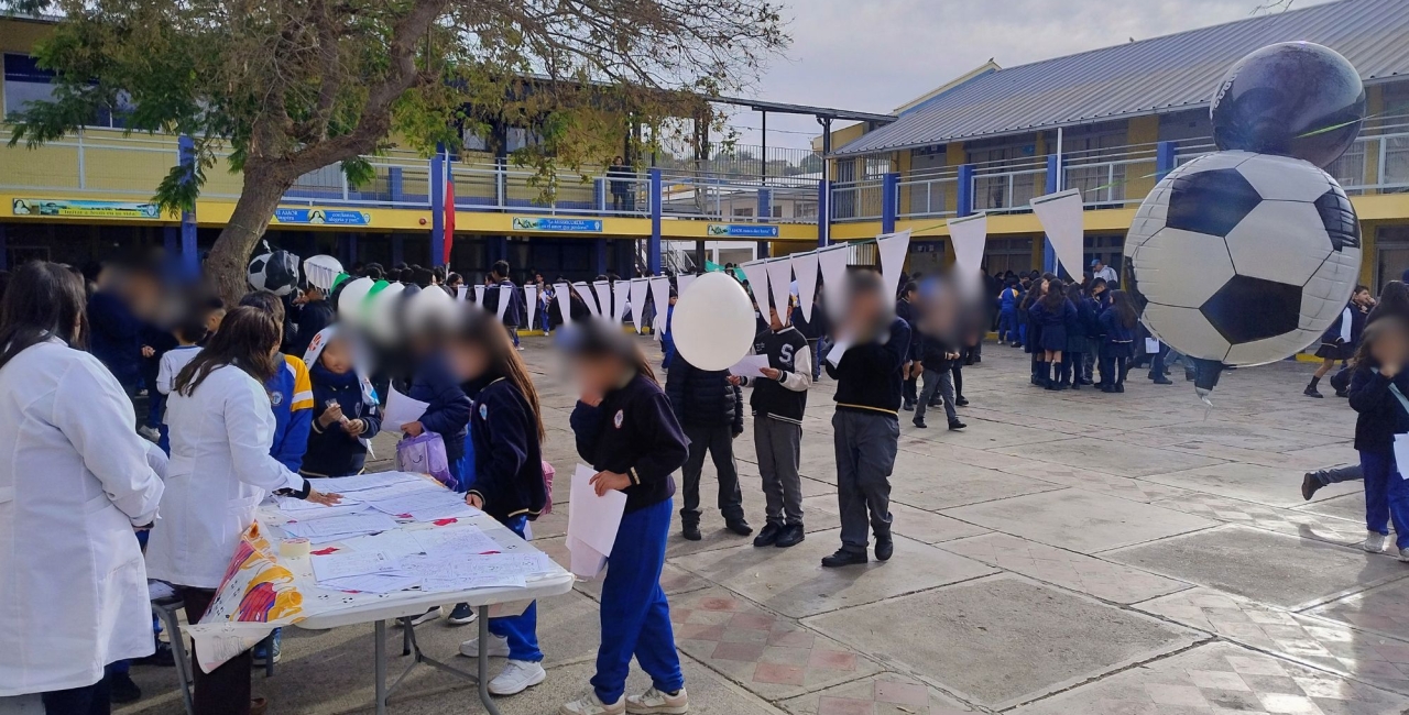 Estudiantes participan en el intercambio de tarjetas del Mundial de Fútbol 2026